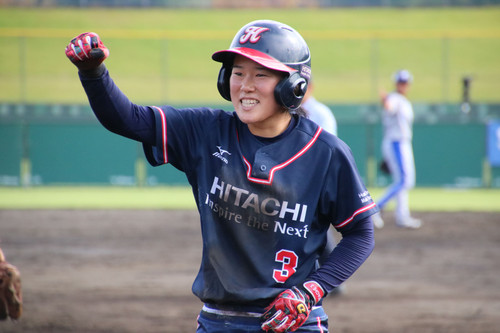 ５表、ファースト前へのセフティーバント、意表をついた攻撃成功でガッツポーズの松本選手