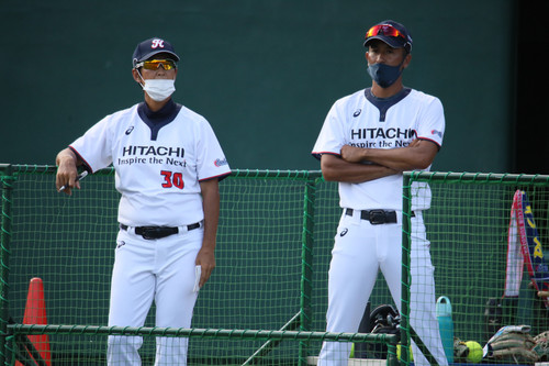 今年ならではの光景ですねマスク姿の#齋藤監督、#村山コーチ