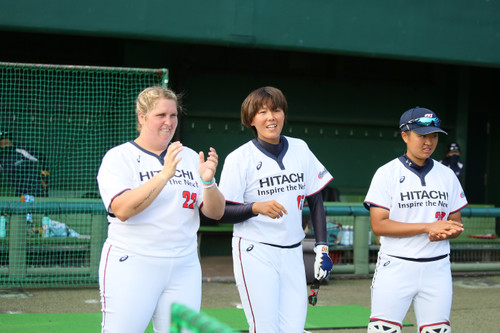 試合前のセレモニーのチアリーディングに微笑む選手たち１