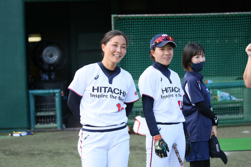 試合前のセレモニーのチアリーディングに微笑む選手たち２