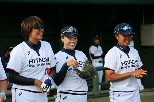 試合前のセレモニーのチアリーディングに微笑む選手たち３