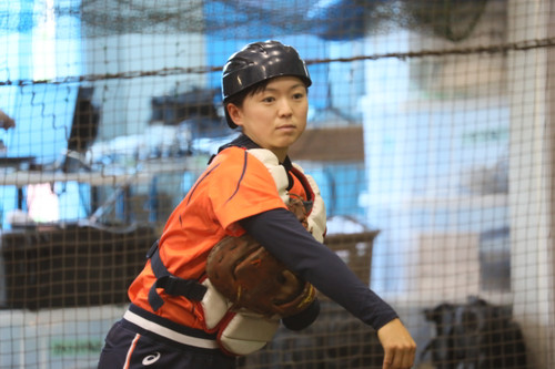 ブルペンで投手のコンディションを整える#服部選手