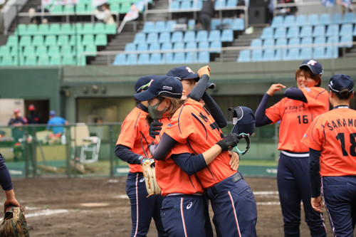 指揮官も感動の抱擁＃栗田コーチと＃近藤選手