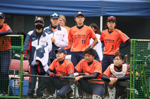 チームの戦況を見守る頼もしい若手メンバ