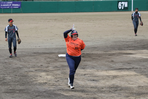 ＃チーク選手アベックホームラン！頭のトサカは何？