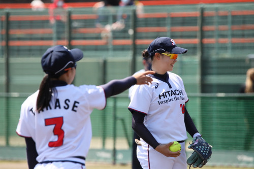 投球の合間に余裕の笑顔＃坂本実選手