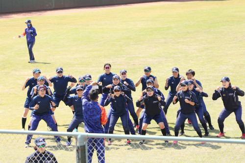 監督の指示に合わせて、右、真ん中、左