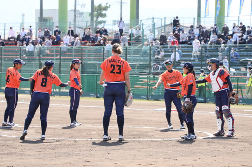 しまっていこう。初回の外野手も含めた円陣