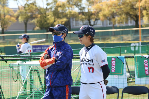 相手チームを分析中＃西山コーチ＃近藤選手