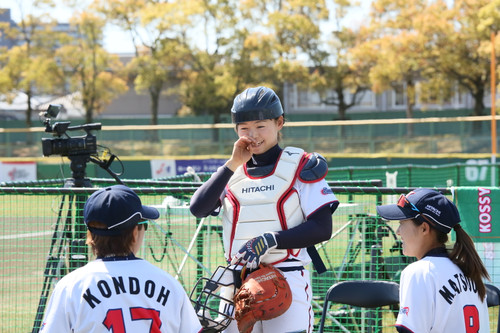 近藤投手と談笑中＃服部選手