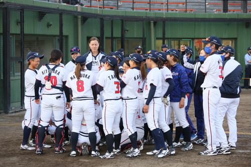 笑顔で円陣。日立サンディーバ！中心に居るのは誰かな？