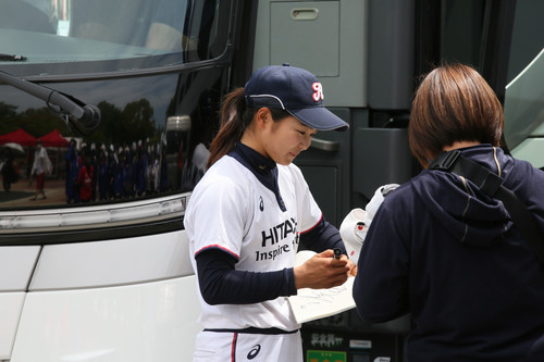 次は？サインに励む＃那須選手