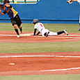 一塁にヘッドスライディング#松岡選手