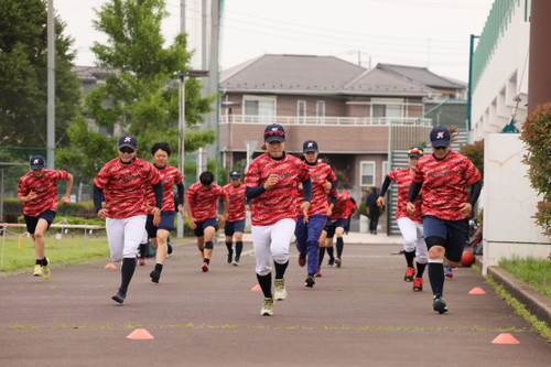 真剣な表情でウォーミングアップ中の選手たち