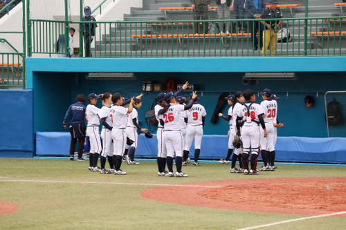 勝ちましたよ～。スタンドの皆さんへ応援のお礼を忘れない選手たち