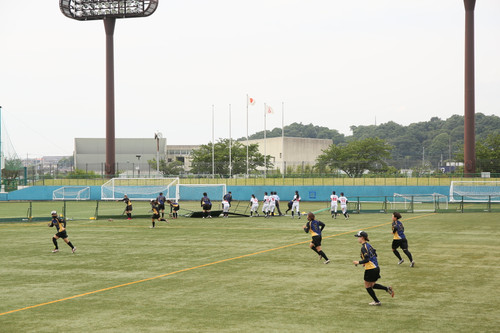 まさかのフェンス倒壊。敵味方関係なく修理に向かう両軍選手