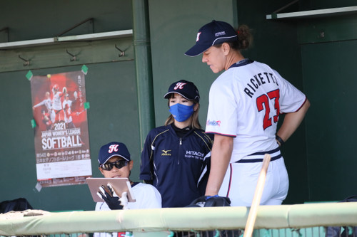 何を見てるのかなぁ？ソフトボールもIT戦略かなぁ？