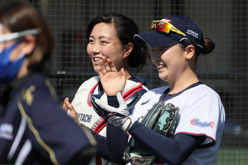 ダンサーチームのダンス見て笑顔の#坂本実、#清原選手