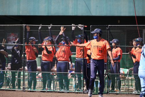 盛り上がるベンチ