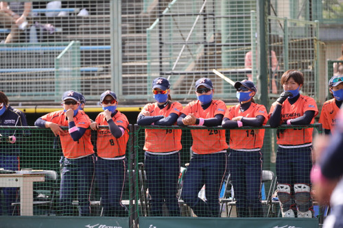 戦況を見まもるサンディーバの選手たち