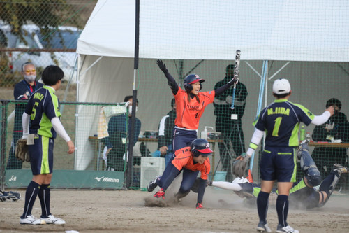 ホームクロスプレイはセーフ。#高瀬選手の足が速かった！