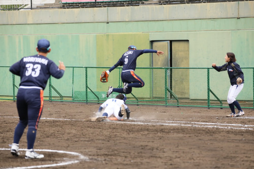 走者とのぶつかりを避けるためジャンプする＃鈴木選手