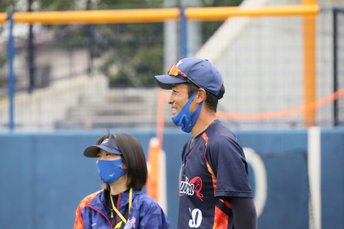 笑顔でアップを見つめる＃村山監督と＃廣部通訳