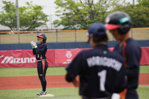 ２塁塁上で笑顔。＃高瀬選手