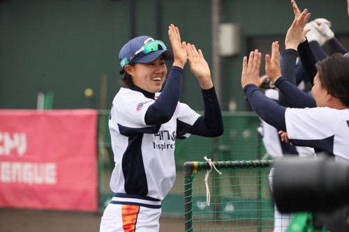 元気にハイタッチ　＃鈴木(未)選手