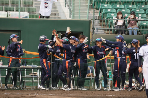 お互いの健闘を喜ぶ#07坂本結選手と#08藤森選手