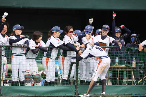 藤森選手の生還に喜ぶベンチ