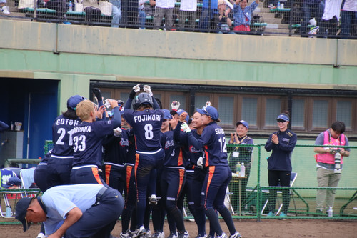 ホームラン後にチームの輪に飛び込む#藤森選手