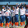 逆転タイムリーに沸くチームメンバー