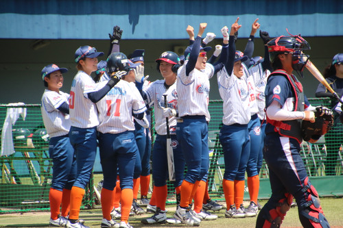 逆転タイムリーに沸くチームメンバー