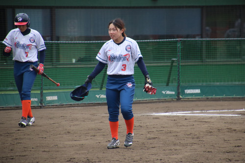 一塁コーチャーボックスへ向かう#高瀬選手