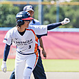 一塁に向かってナイスバッティング！