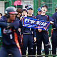 選手タオルで応援する＃保谷選手と＃唐牛選手