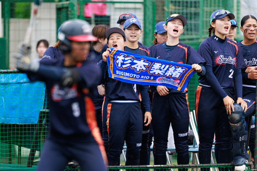 選手タオルで応援する＃保谷選手と＃唐牛選手