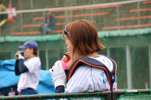 ボールに感謝を込めてサインする＃小島選手