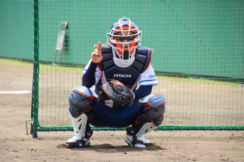 ブルペンで投手と調整する＃小島選手