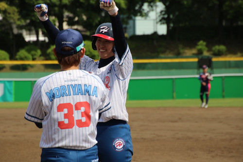 タイムリーヒットを放って喜びいっぱいの＃渡部選手