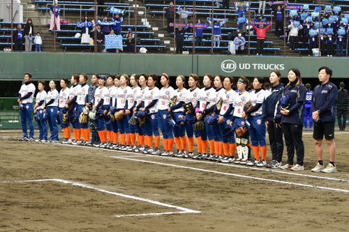 選手とスタッフ一列に並んでファンに挨拶