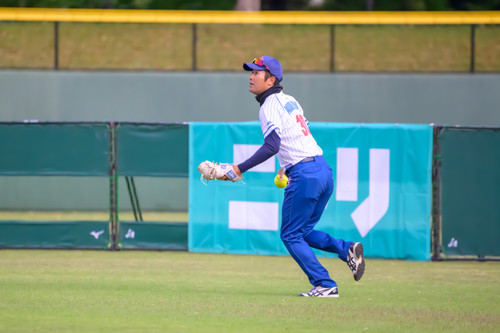 ♯村山監督、外野守備やってます