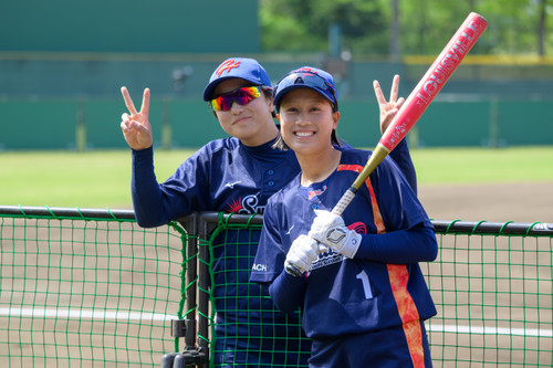 ダブルピースとバッドではい、ポーズ