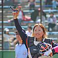 スタンドからの応援に応える＃小島選手