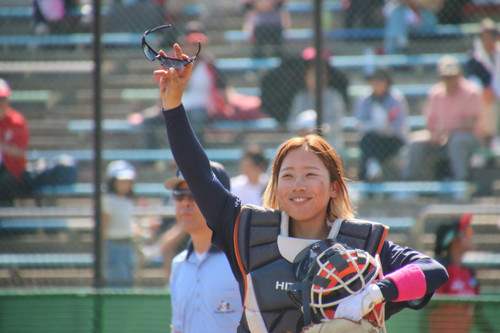 スタンドからの応援に応える＃小島選手